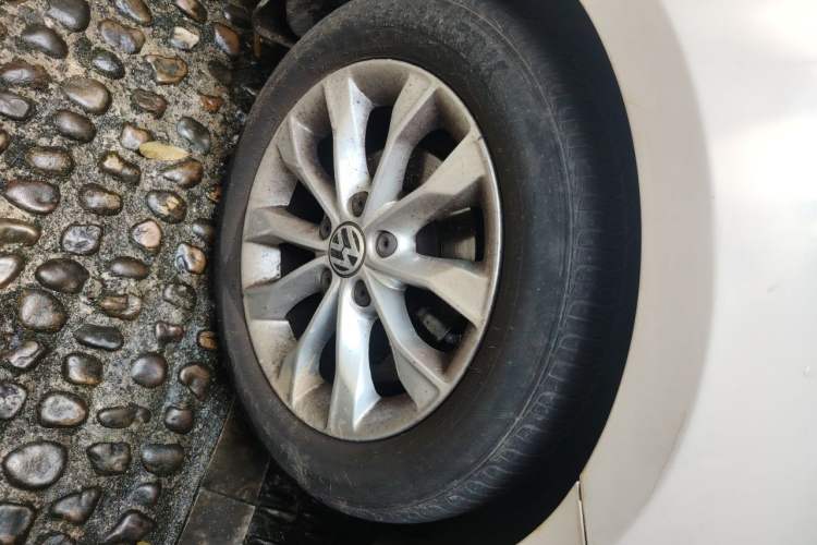 Used Volkswagen Golf 2012 1.6L Automatic Comfort Model Right Front Wheel Hub
