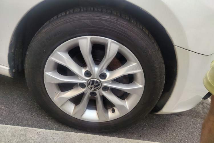 Used Volkswagen Golf 2012 1.6L Automatic Comfort Model Right Front Wheel Hub