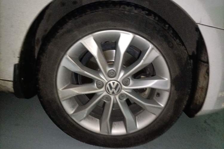 Used Volkswagen Golf 2012 1.6L Automatic Comfort Model Right Front Wheel Hub