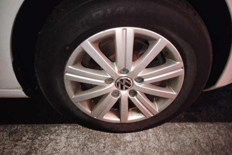 Used Volkswagen Golf 2012 1.6L Automatic Fashion Model Right Front Wheel Hub