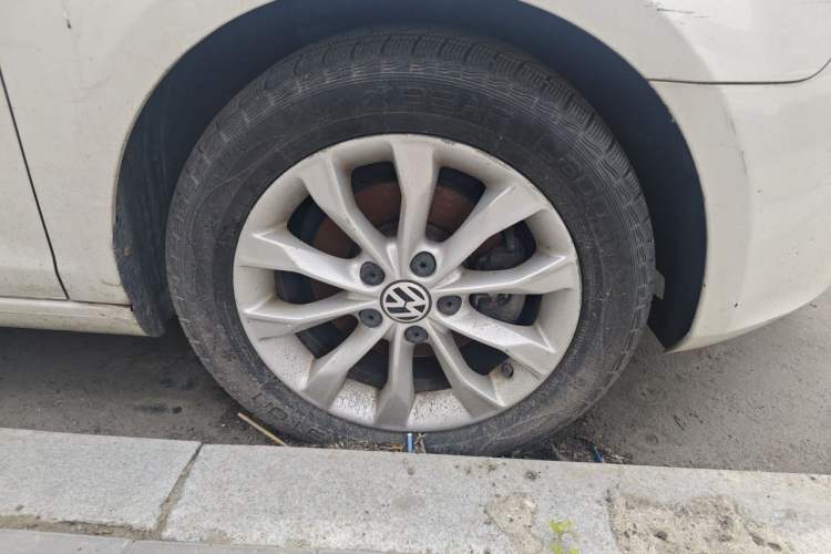 Used Volkswagen Golf 2012 1.6L Automatic Comfort Model Right Front Wheel Hub