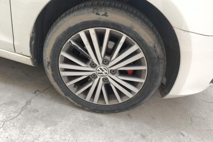 Used Volkswagen Golf 2012 1.4TSI Automatic Luxury Edition Right Front Wheel Hub