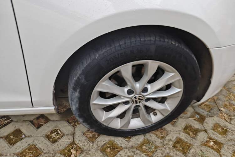 Used Volkswagen Golf 2012 1.4 TSI Automatic Comfort Edition Right Front Wheel Hub