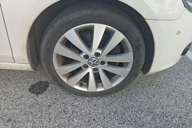 Used Volkswagen Golf 2012 1.4TSI Luxury Convertible Edition Right Front Wheel Hub