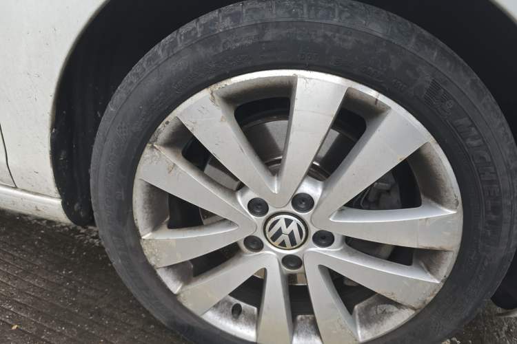 Used Volkswagen Golf 2012 1.4TSI Luxury Convertible Edition Right Front Wheel Hub