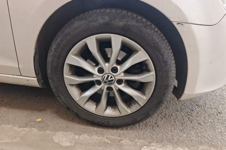Used Volkswagen Golf 2012 1.6 Manual Comfort Edition Right Front Wheel Hub