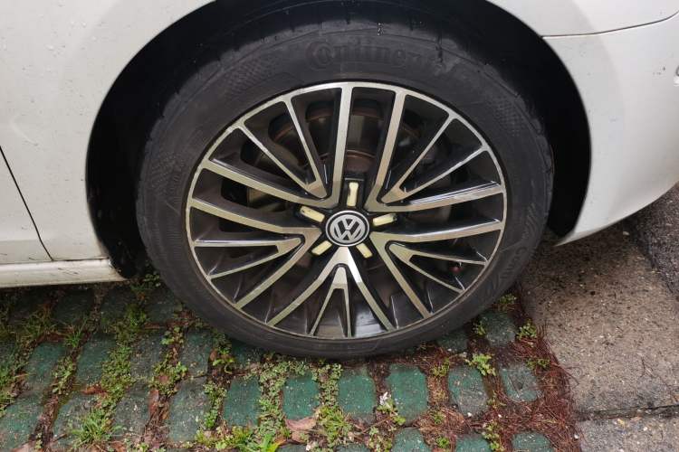 Used Volkswagen Golf 2012 1.4TSI Luxury Convertible Edition Right Front Wheel Hub