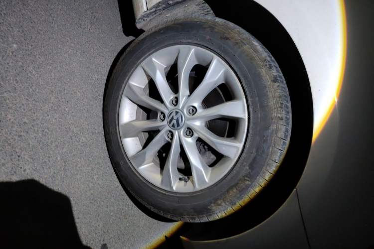 Used Volkswagen Golf 2012 1.4 TSI Automatic Comfort Edition Right Front Wheel Hub