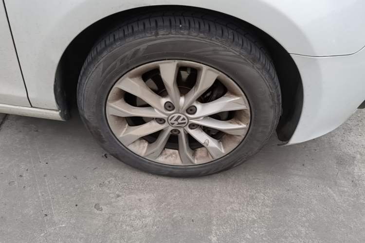 Used Volkswagen Golf 2012 1.4 TSI Automatic Comfort Edition Right Front Wheel Hub