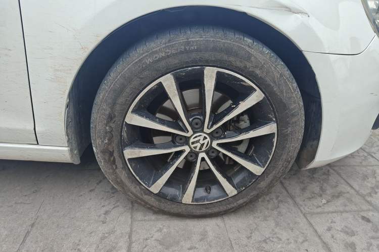 Used Volkswagen Golf 2012 1.4TSI Automatic Luxury Edition Right Front Wheel Hub