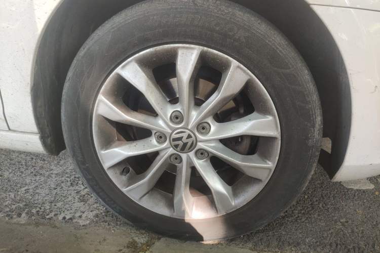Used Volkswagen Golf 2012 1.6L Automatic Comfort Model Right Front Wheel Hub