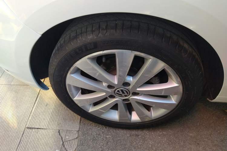 Used Volkswagen Golf 2012 1.4TSI Luxury Convertible Edition Right Rear Wheel Hub