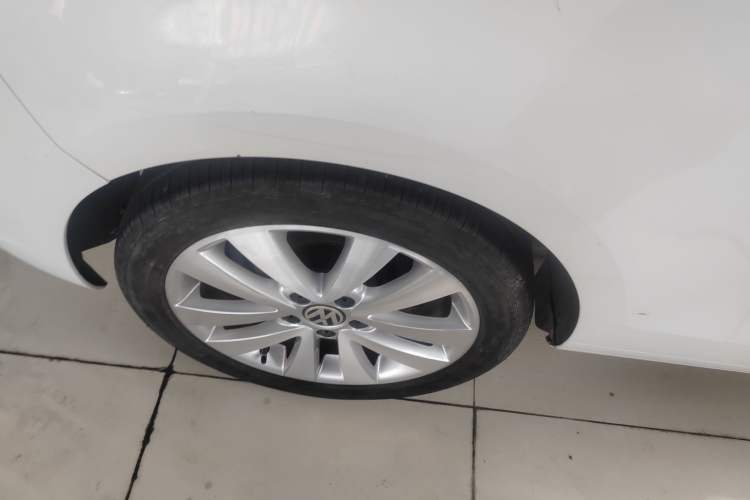 Used Volkswagen Golf 2012 1.4TSI Luxury Convertible Edition Right Rear Wheel Hub