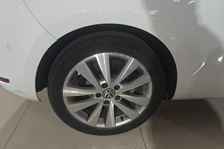 Used Volkswagen Golf 2012 1.4TSI Luxury Convertible Edition Right Rear Wheel Hub