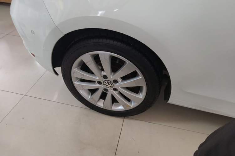 Used Volkswagen Golf 2012 1.4TSI Luxury Convertible Edition Right Rear Wheel Hub