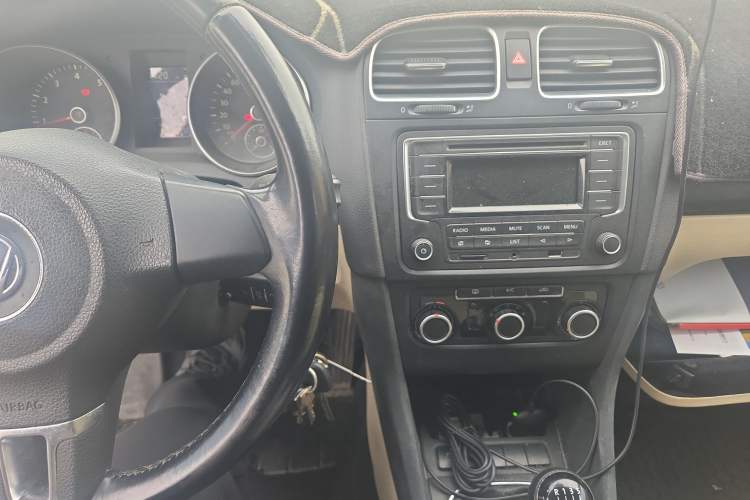 Used Volkswagen Golf 2012 1.6 Manual Comfort Edition Audio And AC Panel