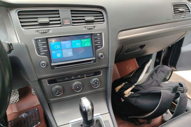 Used Volkswagen Golf 2014 1.6L Automatic Comfort Model Audio And AC Panel