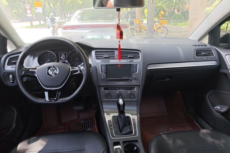 Used Volkswagen Golf 2014 1.6L Automatic Comfort Model Center Console