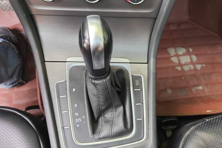 Used Volkswagen Golf 2014 1.6L Automatic Comfort Model Gear Lever