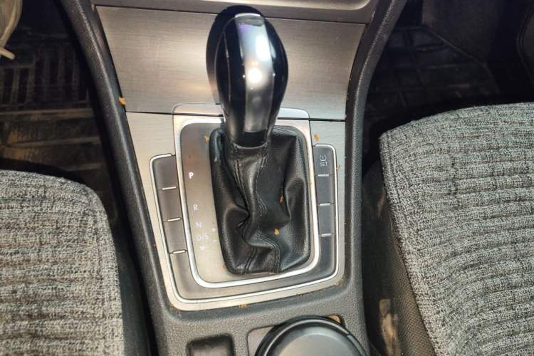 Used Volkswagen Golf 2014 1.4TSI Automatic Comfort Model Gear Lever