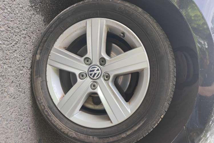 Used Volkswagen Golf 2014 1.6L Automatic Comfort Model Right Front Wheel Hub