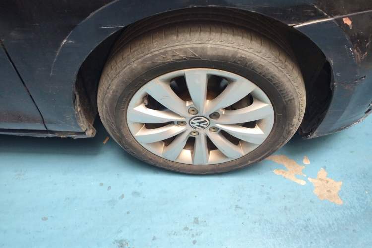 Used Volkswagen Golf 2014 1.4TSI Automatic Comfort Model Right Front Wheel Hub