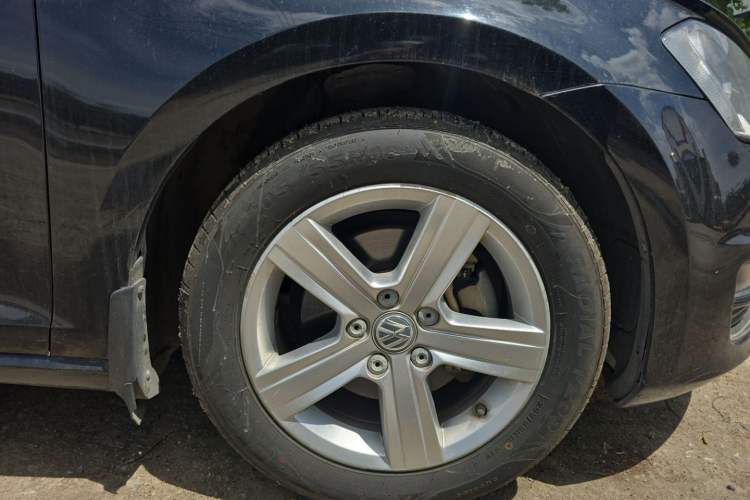 Used Volkswagen Golf 2014 1.6L Automatic Comfort Model Right Front Wheel Hub