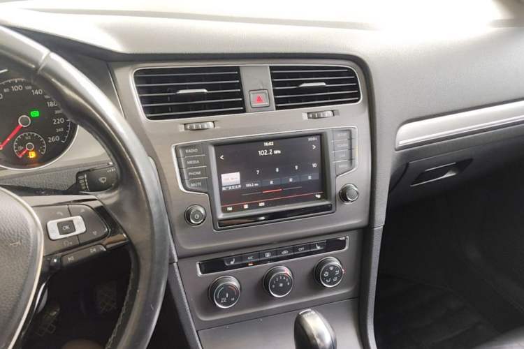 Used Volkswagen Golf 2014 1.4TSI Automatic Luxury Model Audio And AC Panel