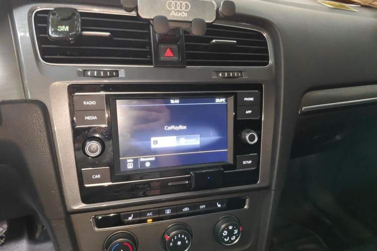 Used Volkswagen Golf 2014 1.4TSI Automatic Luxury Model Audio And AC Panel