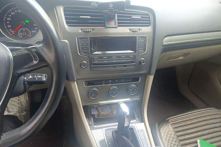 Used Volkswagen Golf 2014 1.4TSI Automatic Comfort Model Audio And AC Panel
