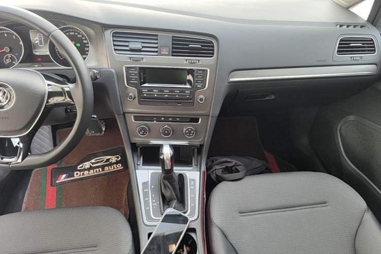 Used Volkswagen Golf 2014 1.6L Automatic Comfort Model Audio And AC Panel