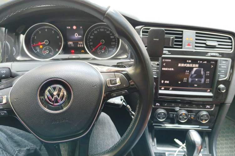 Used Volkswagen Golf 2014 1.4TSI Luxury Travel Edition Center Console