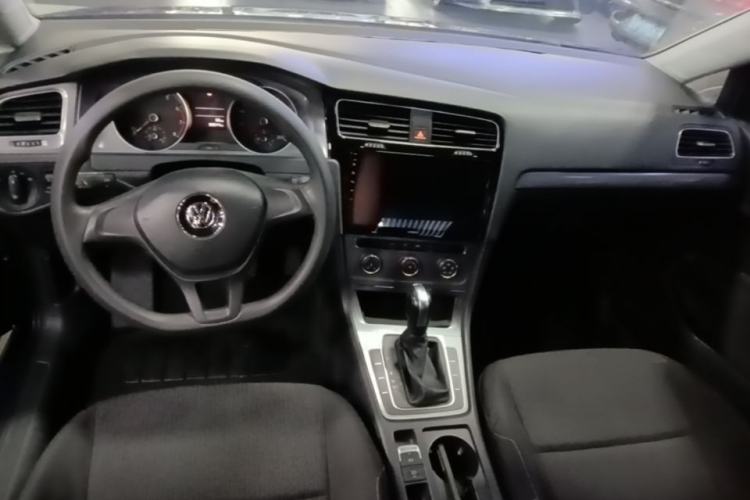 Used Volkswagen Golf 2014 1.6L Automatic Fashion Model Center Console