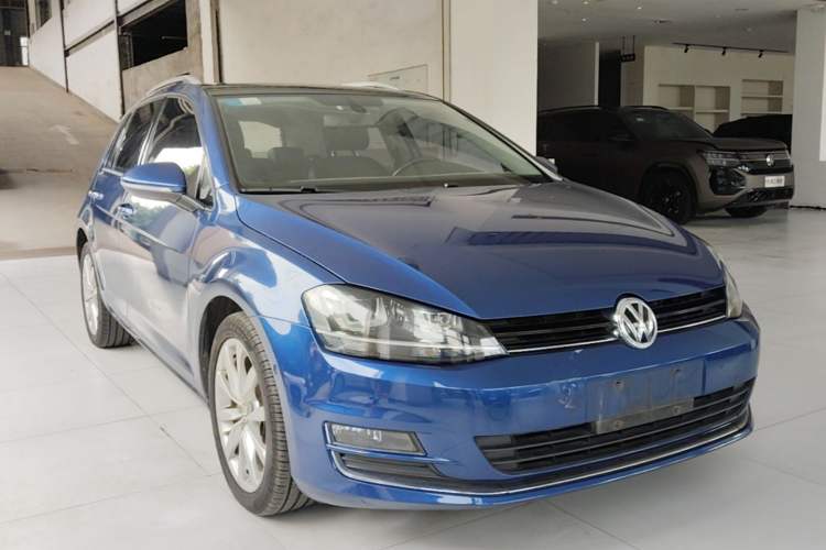 Used Volkswagen Golf 2014 1.4TSI Automatic Luxury Model Front Right 45 Deg