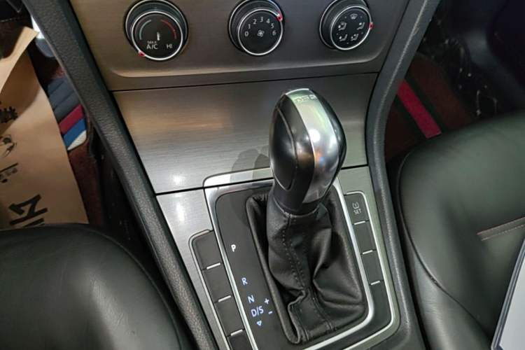 Used Volkswagen Golf 2014 1.4TSI Automatic Comfort Model Gear Lever