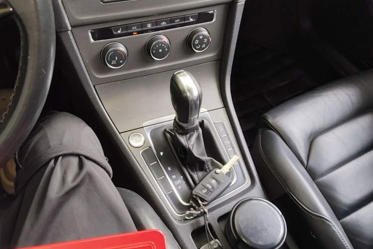 Used Volkswagen Golf 2014 1.4TSI Automatic Luxury Model Gear Lever