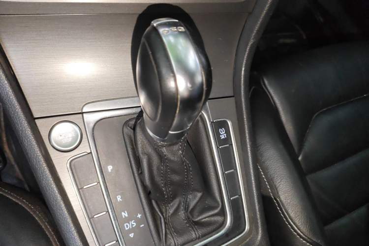 Used Volkswagen Golf 2014 1.4TSI Automatic Luxury Model Gear Lever