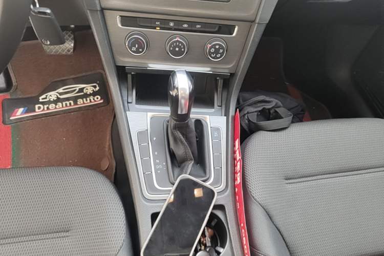Used Volkswagen Golf 2014 1.6L Automatic Comfort Model Gear Lever