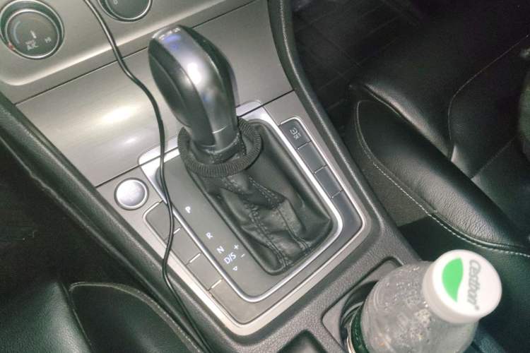 Used Volkswagen Golf 2014 1.4TSI Automatic Luxury Model Gear Lever