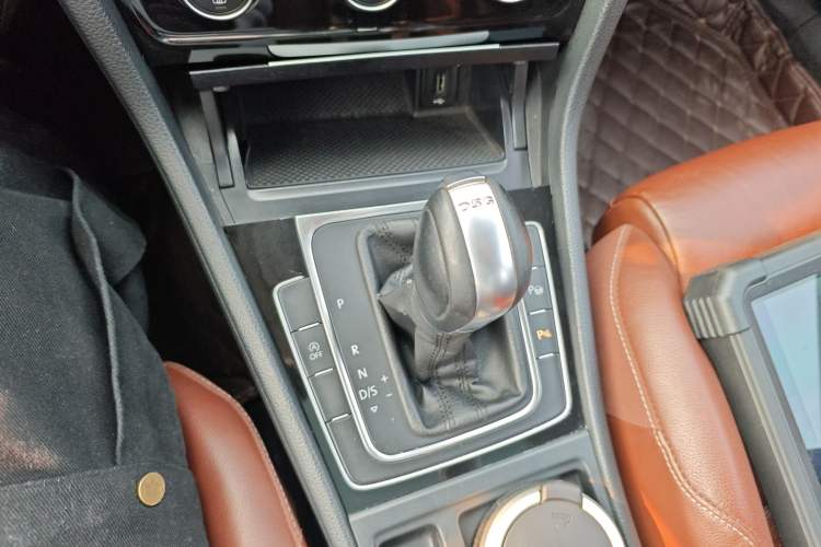 Used Volkswagen Golf 2014 1.4TSI Luxury Travel Edition Gear Lever