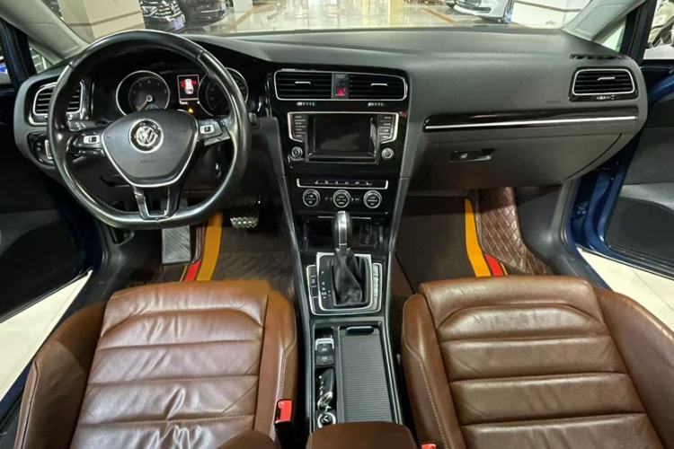 Used Volkswagen Golf 2014 1.4TSI Luxury Travel Edition Interior 1