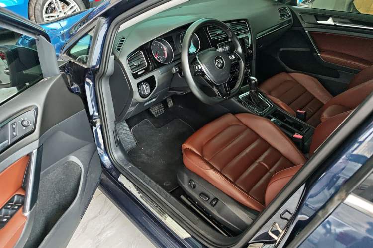 Used Volkswagen Golf 2014 1.4TSI Luxury Travel Edition Interior 2
