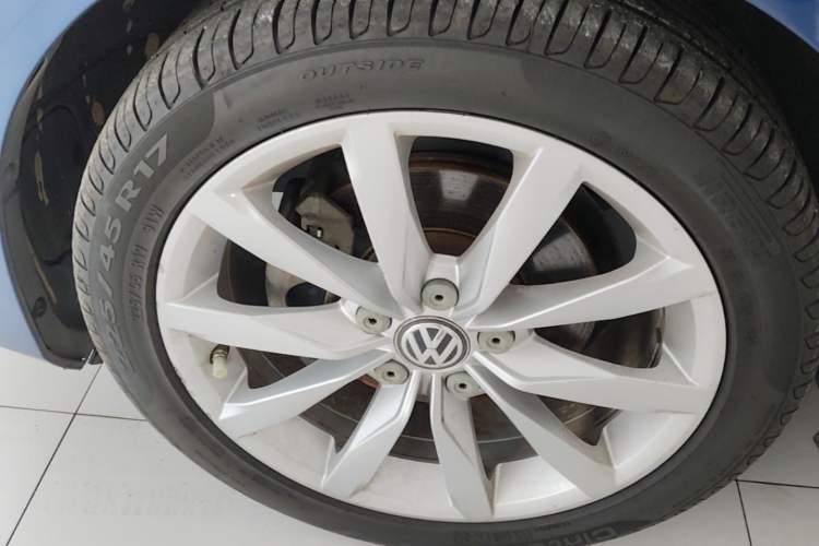 Used Volkswagen Golf 2014 1.4TSI Automatic Luxury Model Left Front Wheel Hub