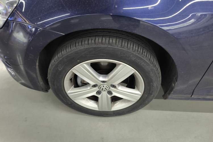 Used Volkswagen Golf 2014 1.4TSI Luxury Travel Edition Left Front Wheel Hub