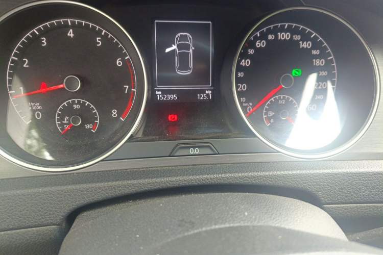 Used Volkswagen Golf 2014 1.4TSI Automatic Comfort Model Odometer Close Up