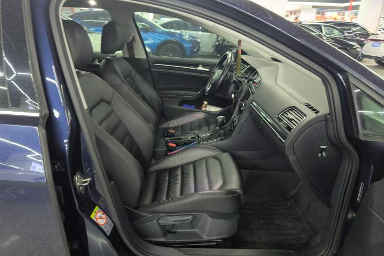 Used Volkswagen Golf 2014 1.4TSI Luxury Travel Edition Right Front Seat