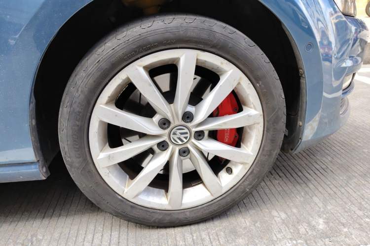 Used Volkswagen Golf 2014 1.4TSI Luxury Travel Edition Right Front Wheel Hub