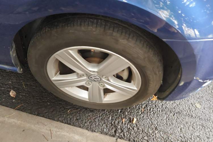 Used Volkswagen Golf 2014 1.4TSI Automatic Luxury Model Right Front Wheel Hub