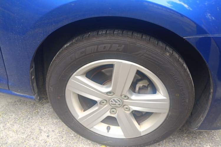Used Volkswagen Golf 2014 1.4TSI Automatic Comfort Model Right Front Wheel Hub