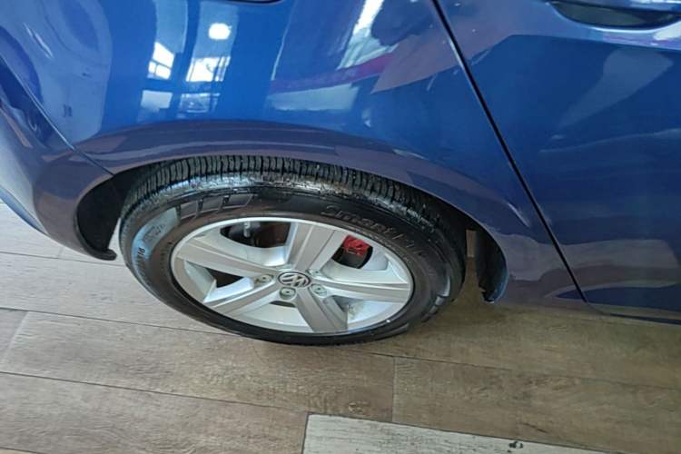 Used Volkswagen Golf 2014 1.4TSI Automatic Comfort Model Right Rear Wheel Hub